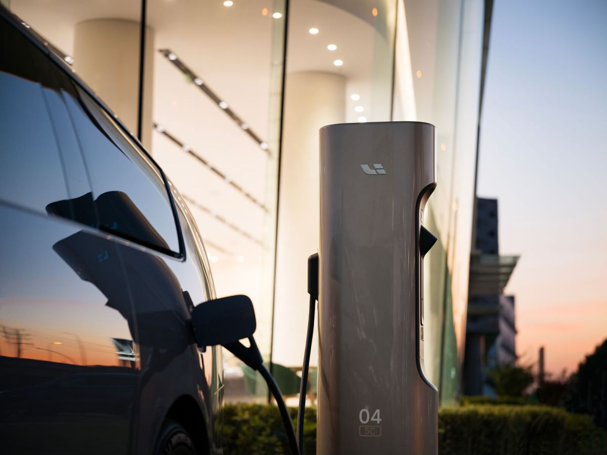 芯�微装：5月6日高管何少锋减持股份合计2.47万股