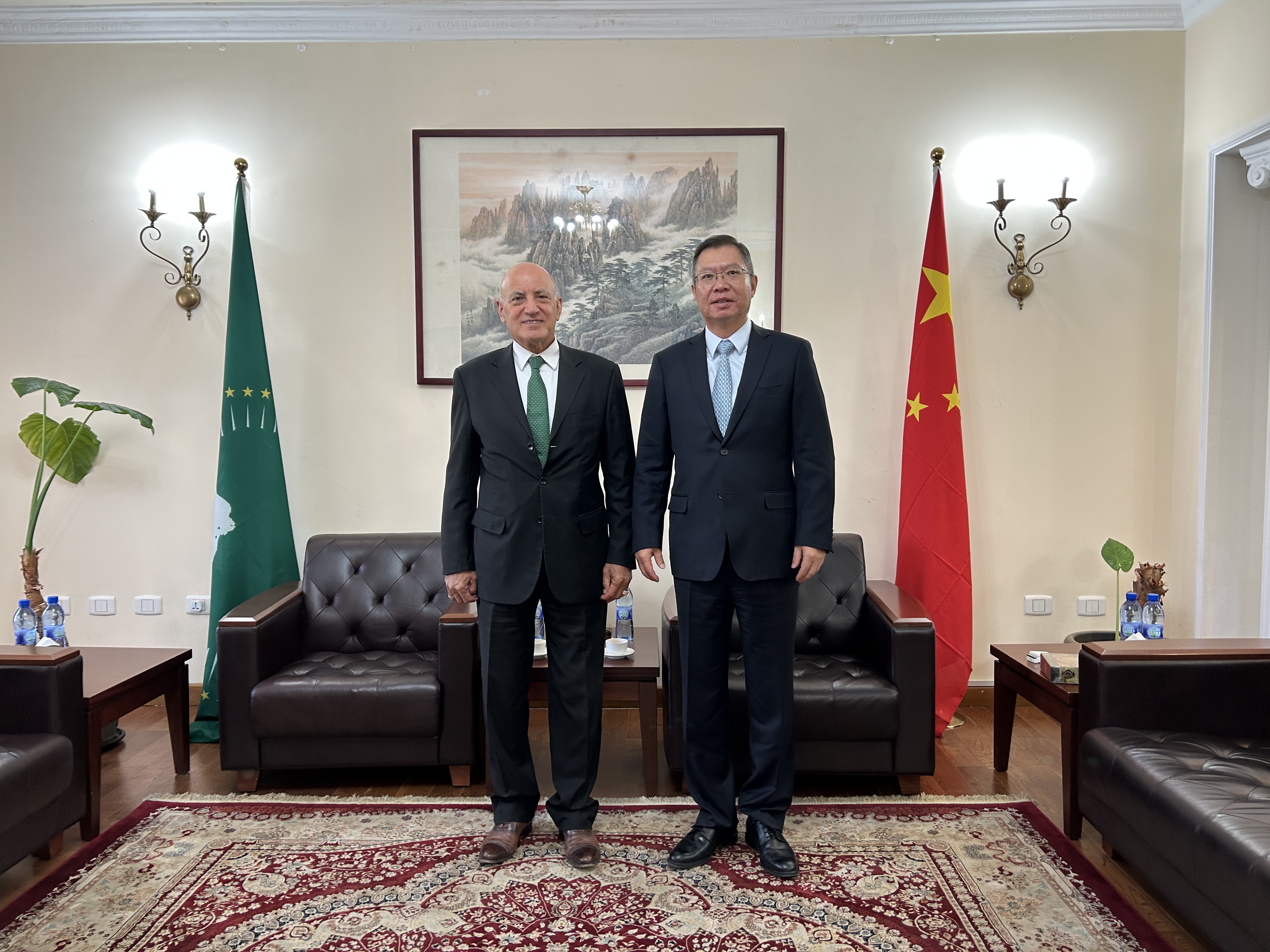 驻非盟使团团长蒋烽大使调研华坚集团