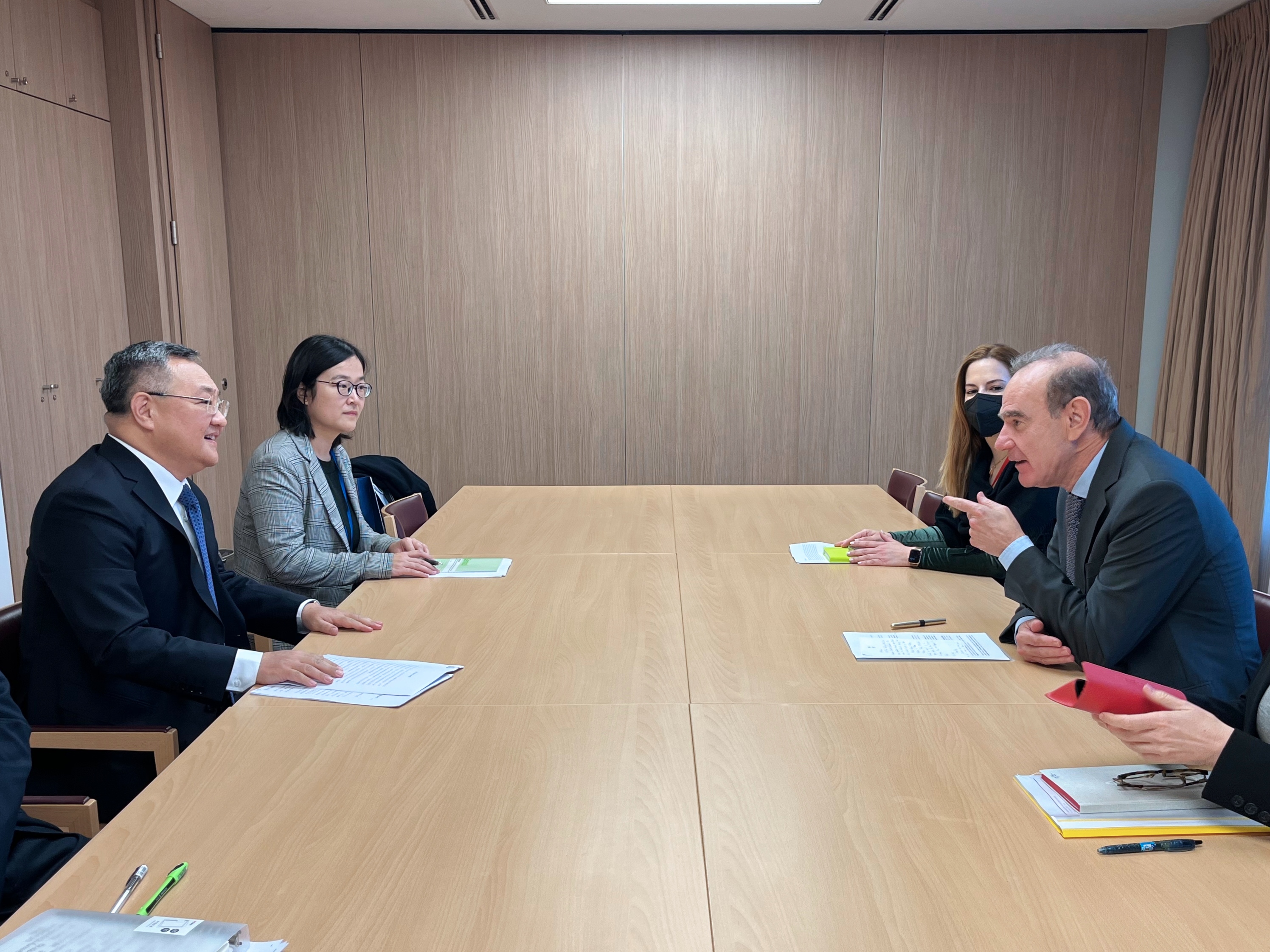 驻非盟使团团长蒋烽大使调研华坚集团