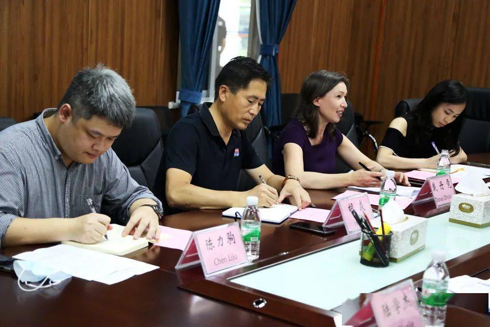 于维华参赞会见人福非洲药业公司董事长李文胜一行