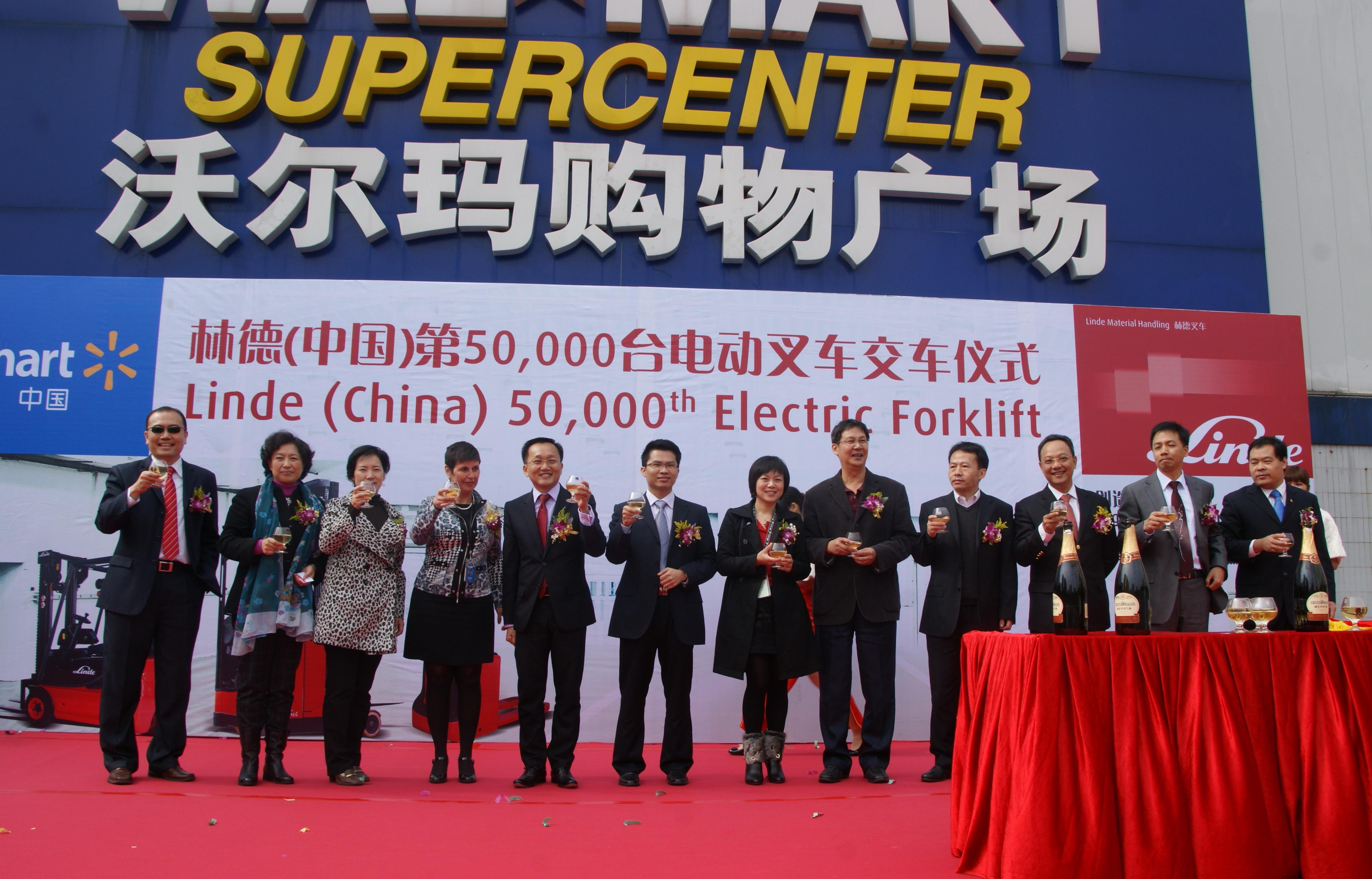 王有莉参赞出席牙买加政府采购中国客车交付仪式