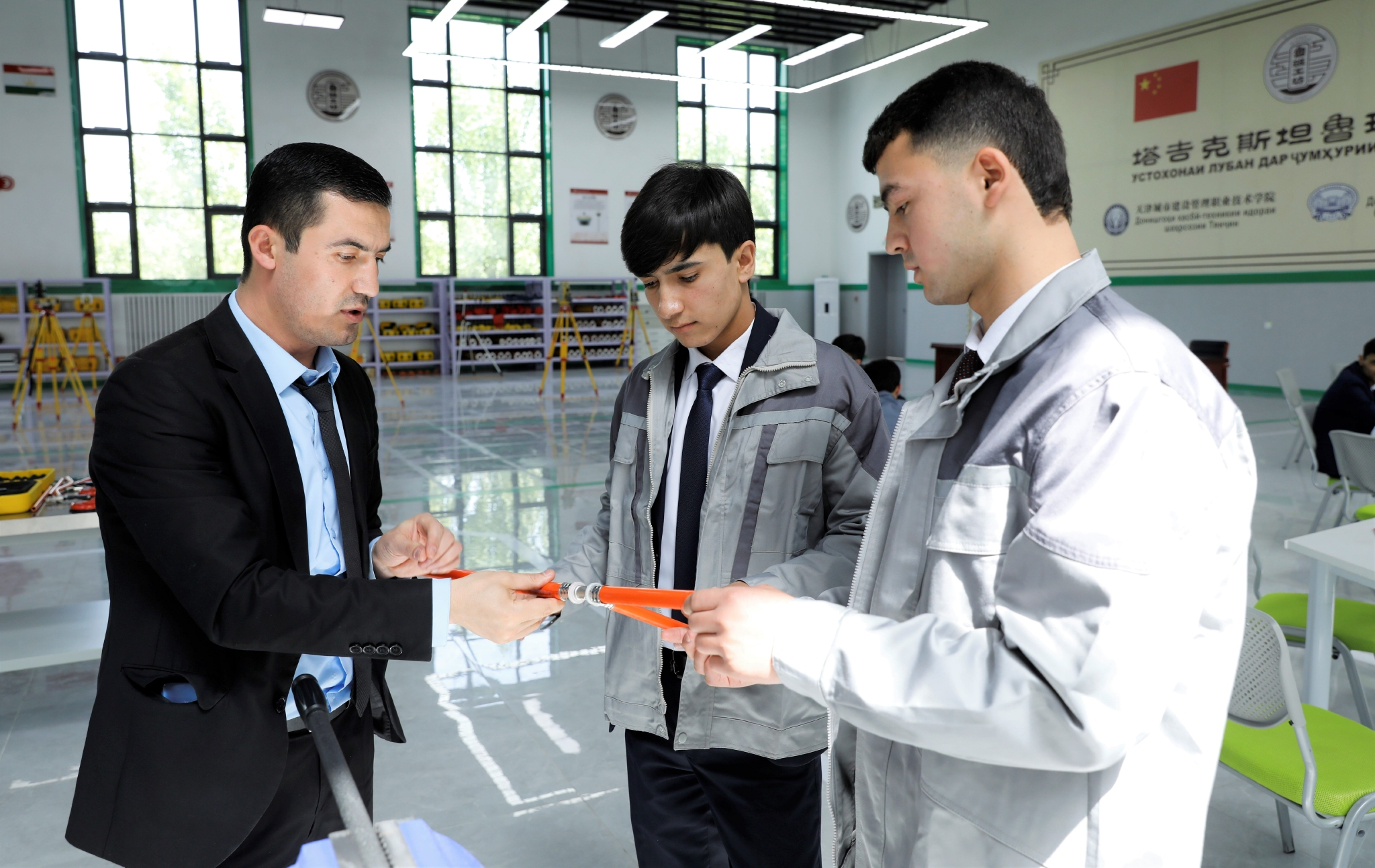 塔吉克斯坦政府机构35岁以下职工约占1/2