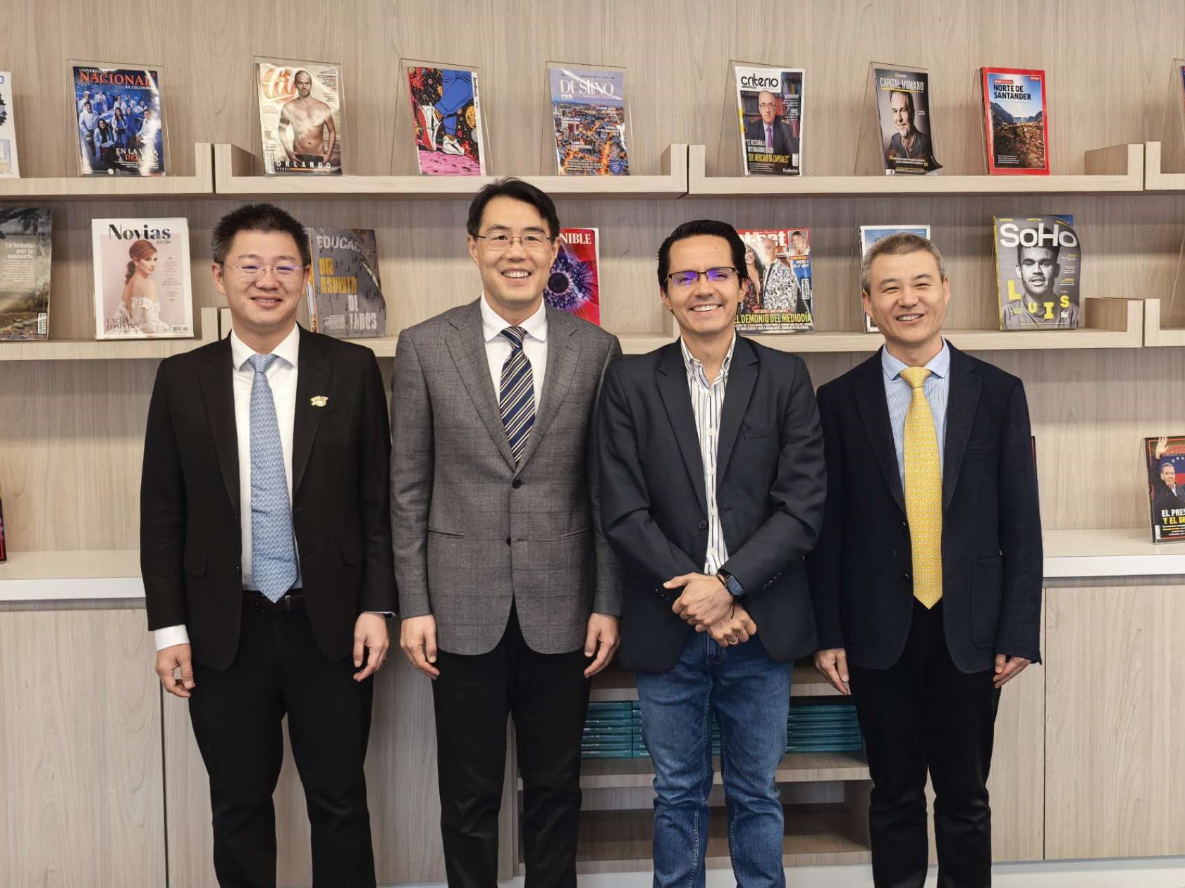 驻哥伦比亚大使朱京阳与哥贸促局负责人共同宣布 哥伦比亚作为主宾国参加第八届进博会