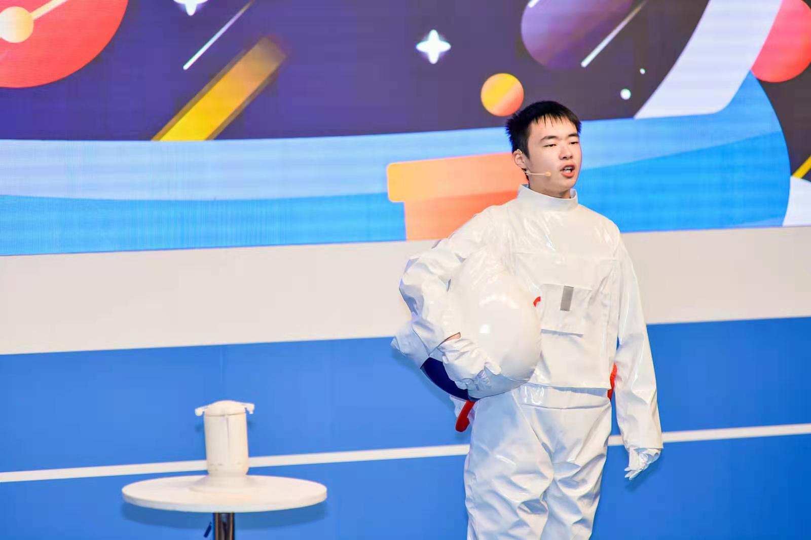 “黄金周”里的经济故事:工程师让机器人竞技更强、“下手”更准