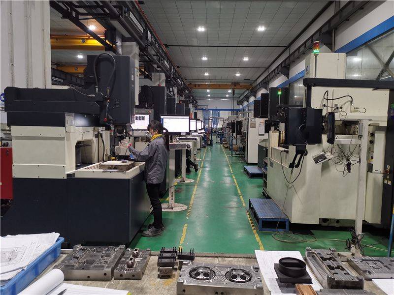 银宝山新获得发明专利授权：“燃油箱吹塑模具”