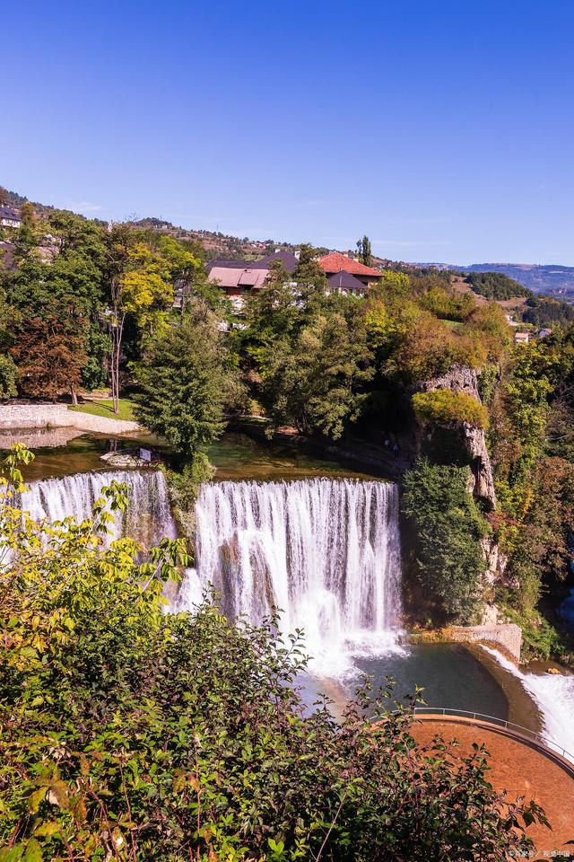 波黑联邦政府第二季度债务减少2600万马克,总额降至64.15亿马克