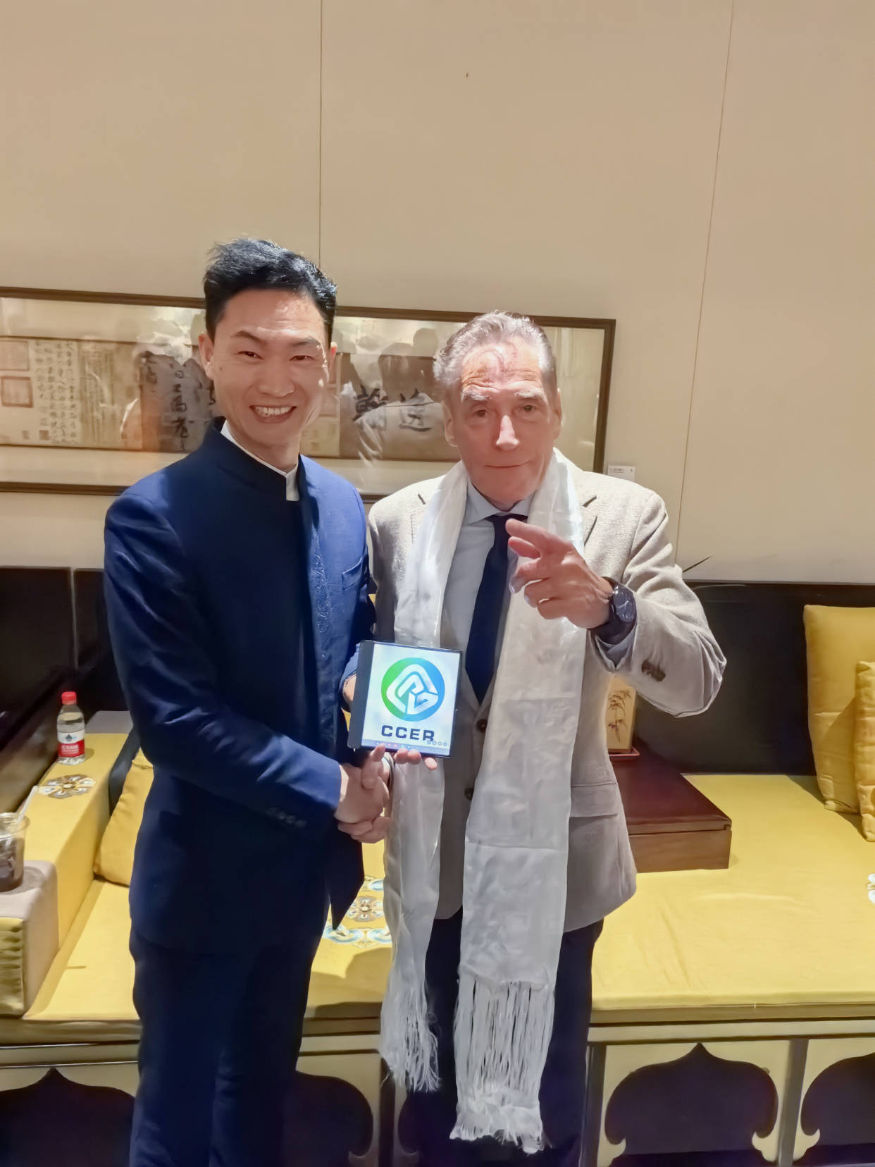 罗马尼亚总理出席奔驰新能源汽车部件生产线启动仪式