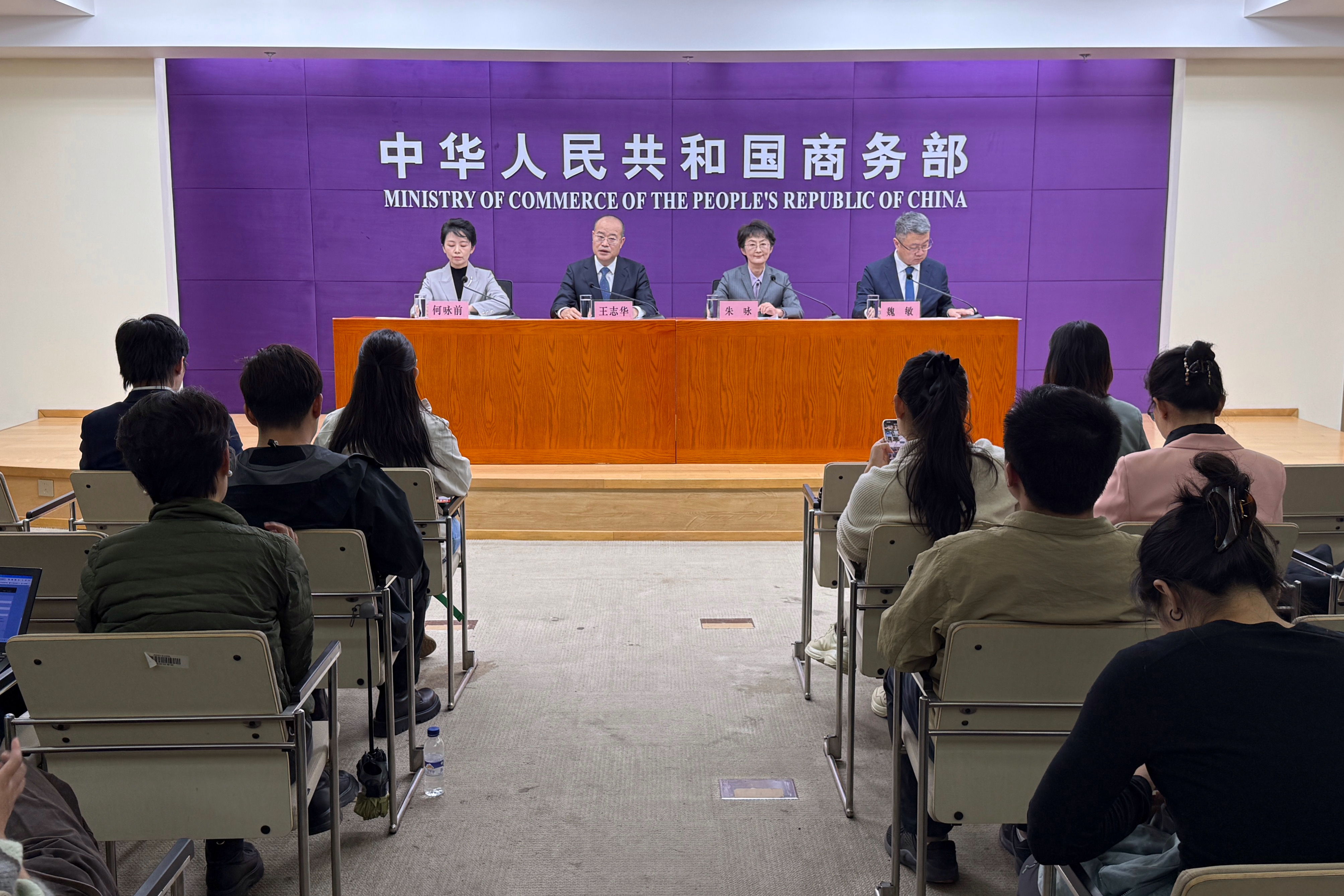 债市早参11月3日|公募业绩比较基准新规出台 债基受何影响?财政部长发声 严禁新设或异化产生各类融资平台