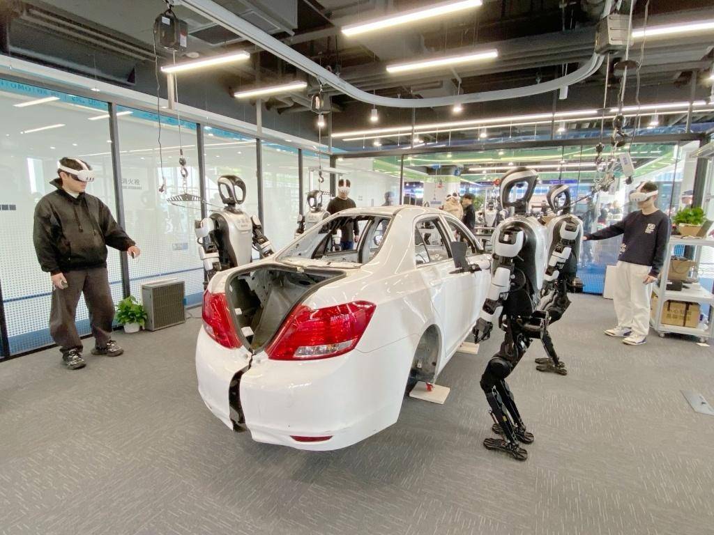 人形机器人百公里行走创吉尼斯世界纪录 记者独家探访挑战现场