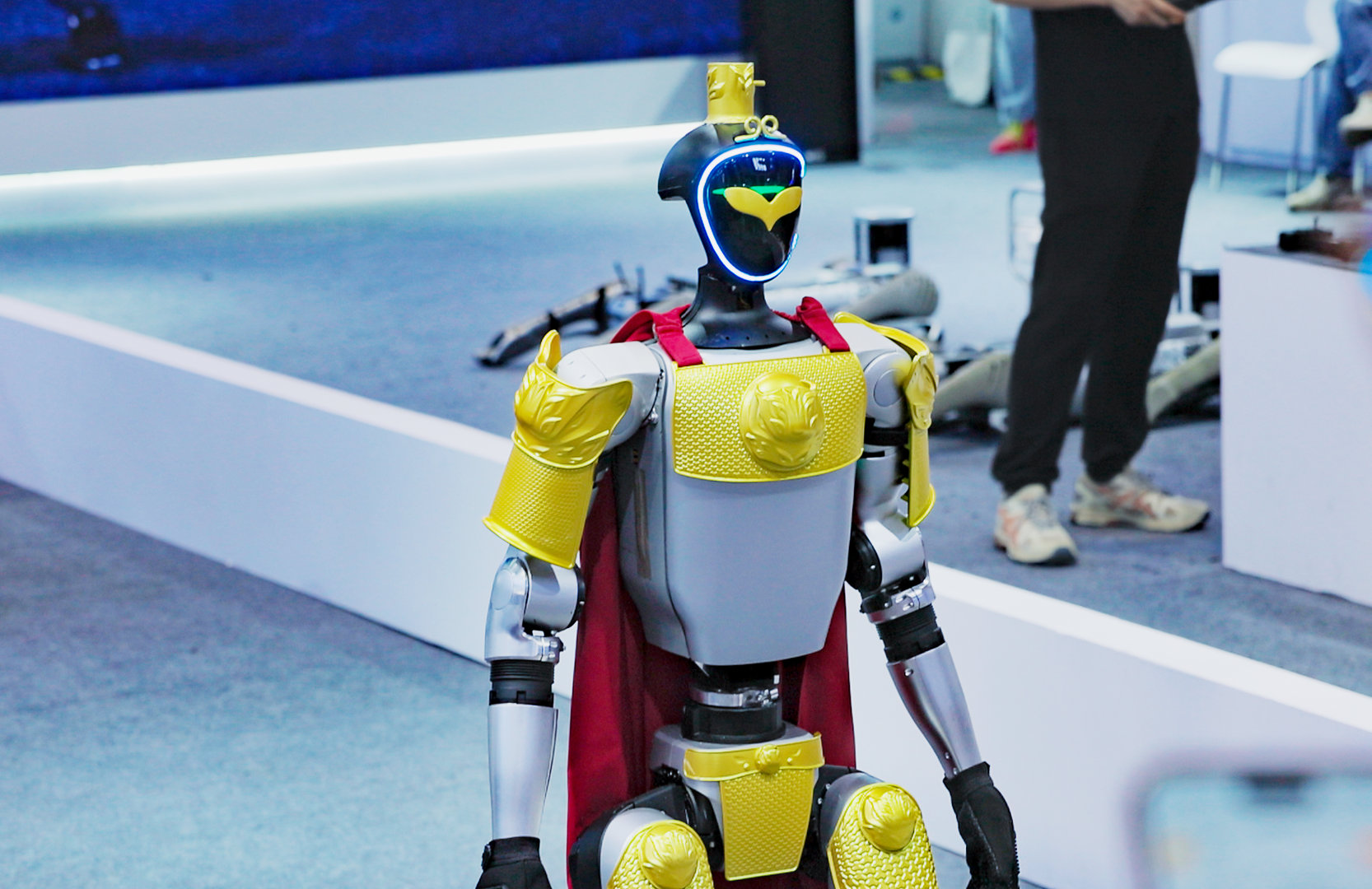 人形机器人百公里行走创吉尼斯世界纪录 记者独家探访挑战现场