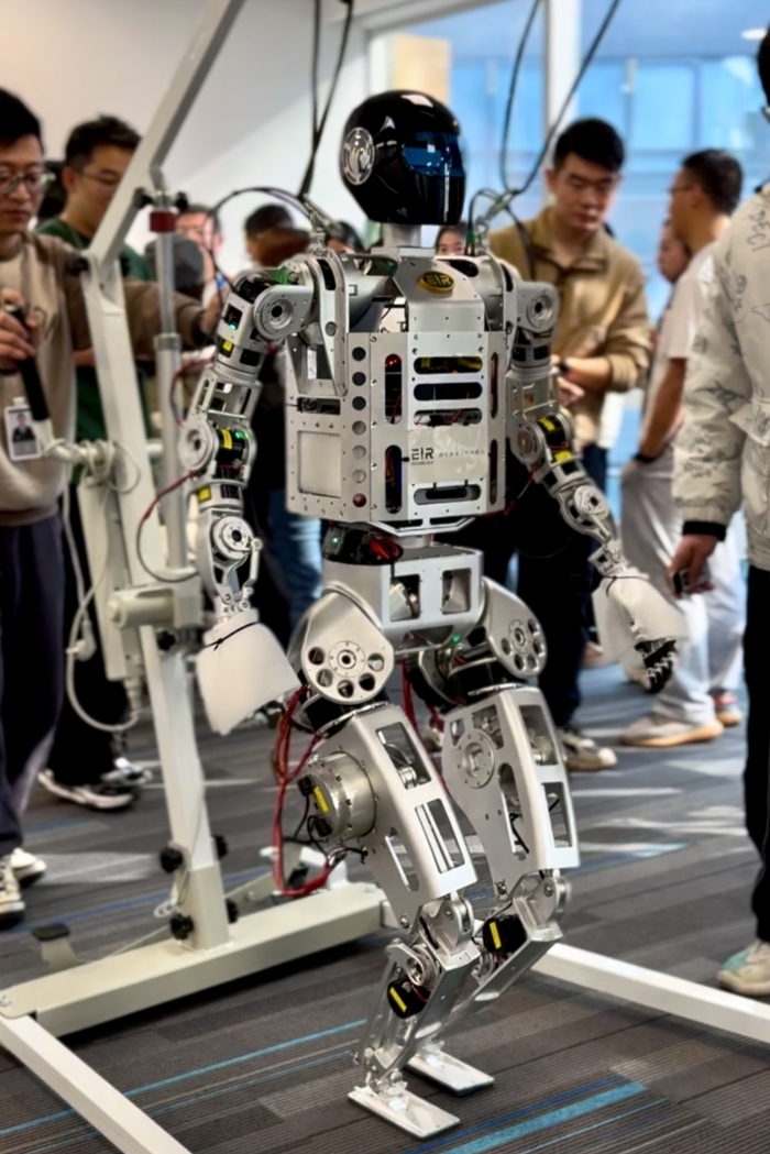 机器人的新工作——2025年人形机器人从“上舞台”到“下工厂”