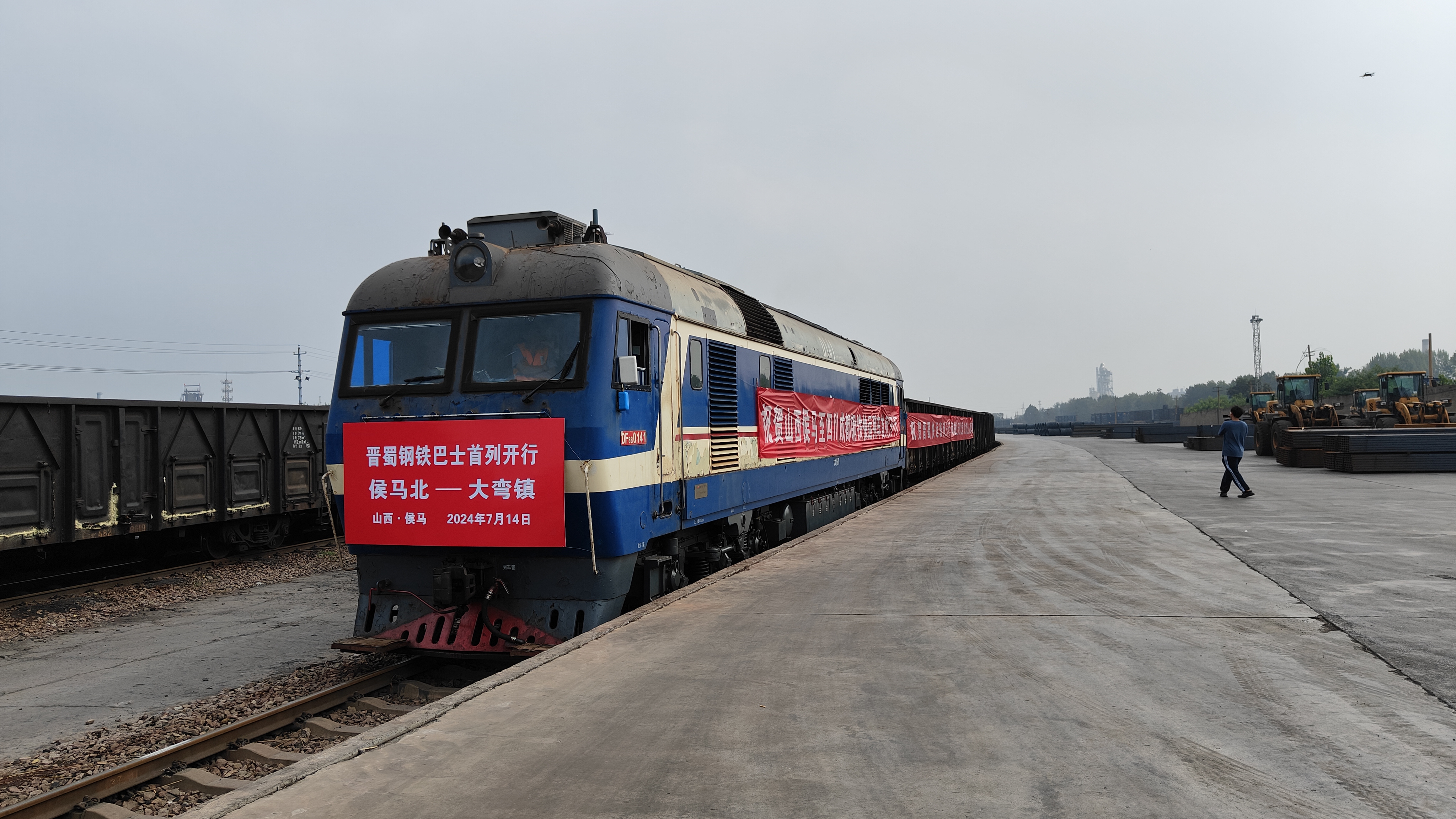 * 这趟奔赴“诗与远方”的专列，让人狠狠地羡慕了……