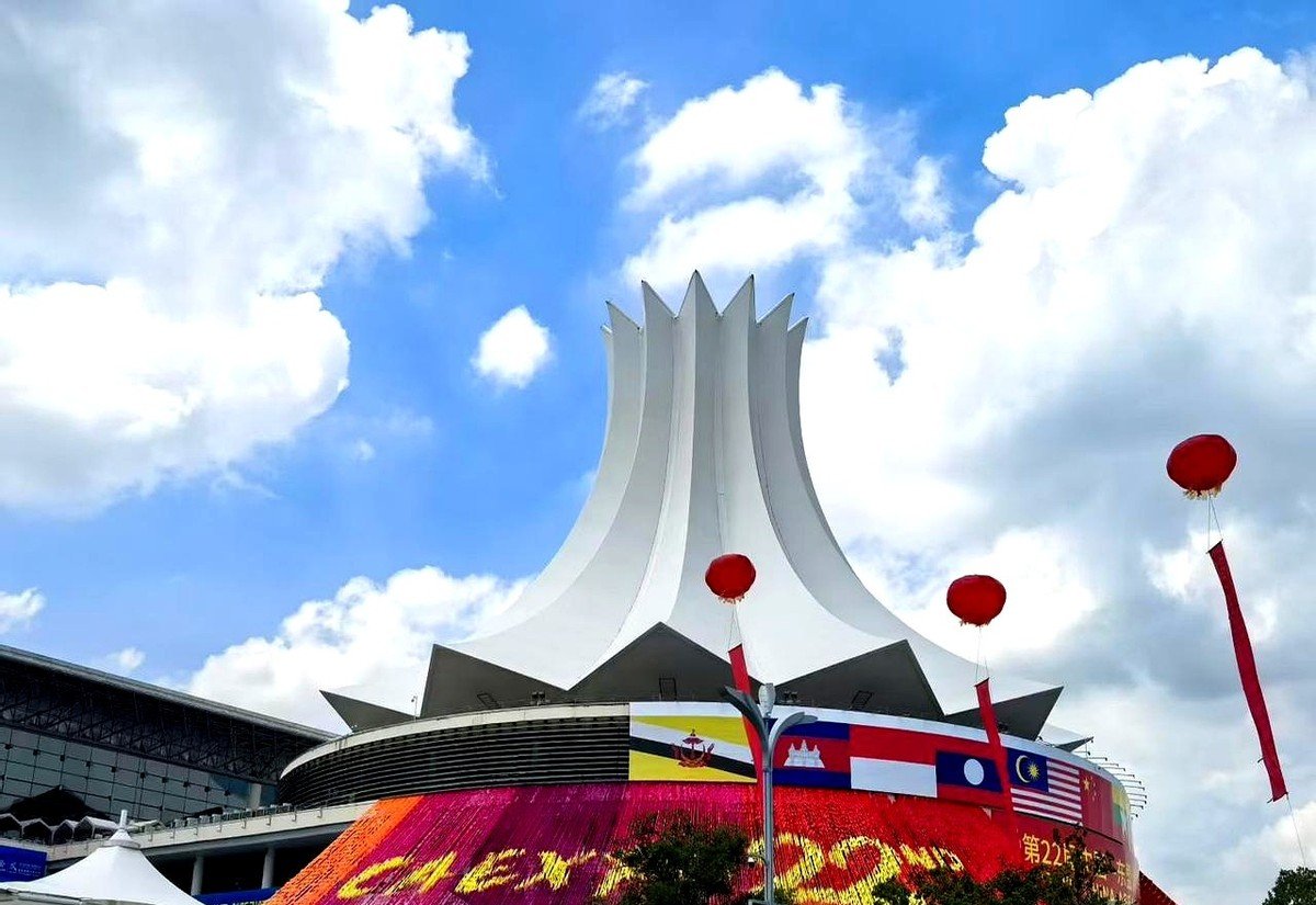 马斯克旗下AI聊天机器人被指涉色情内容