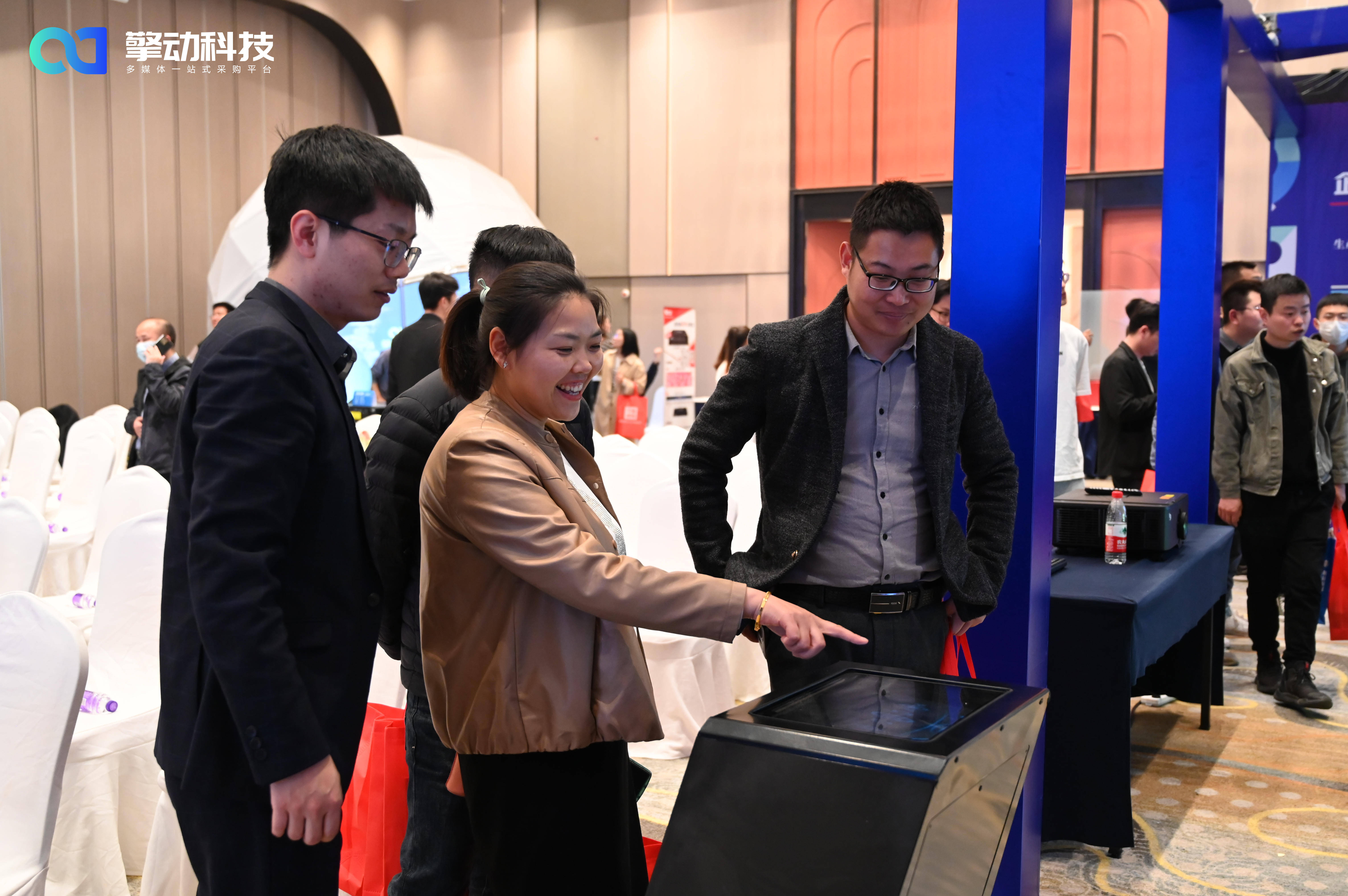 科技光影映新春 重庆联通以万兆网络护航山城幸福年