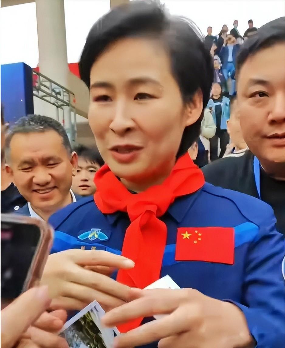 我国首飞女航天员刘洋向广大女性致以节日祝福