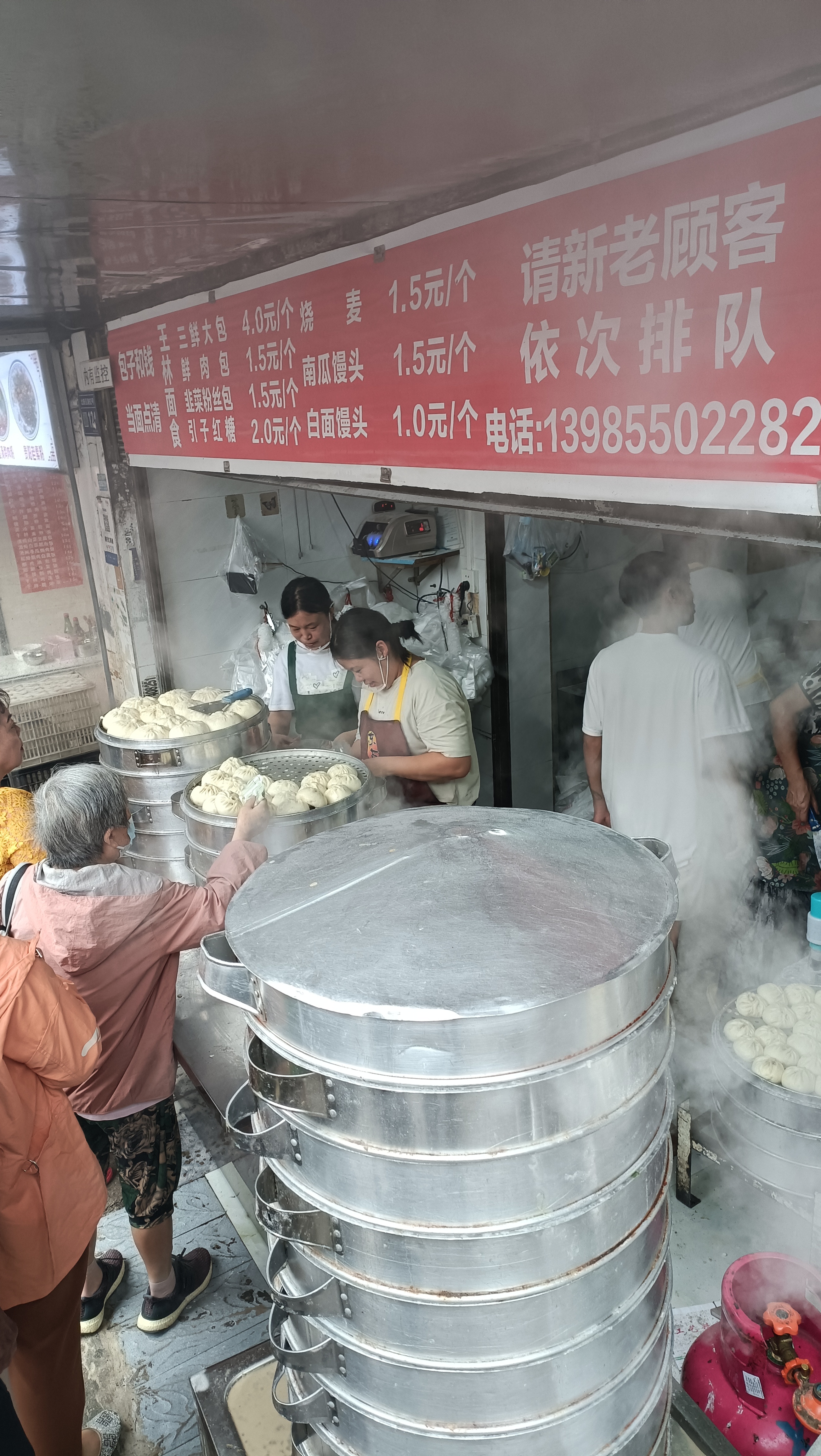 高出同期定存近40个基点！300亿国债火爆 记者实探：居民排队“抢债” 多网点已售罄