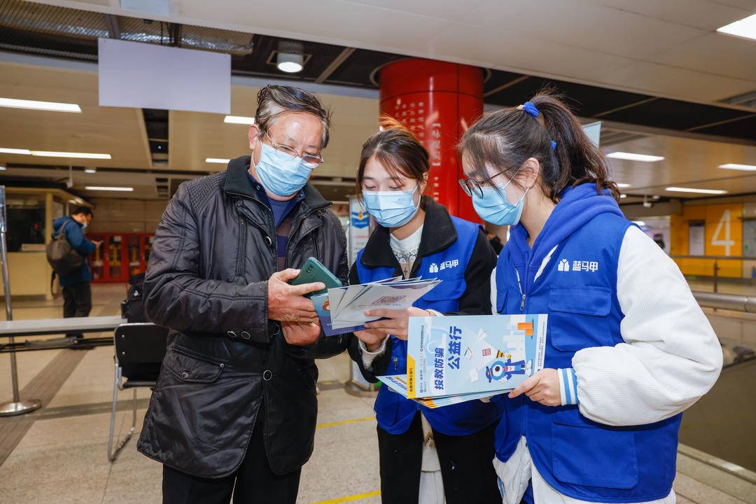 这群“蓝马甲”,架起实验室到市场的桥