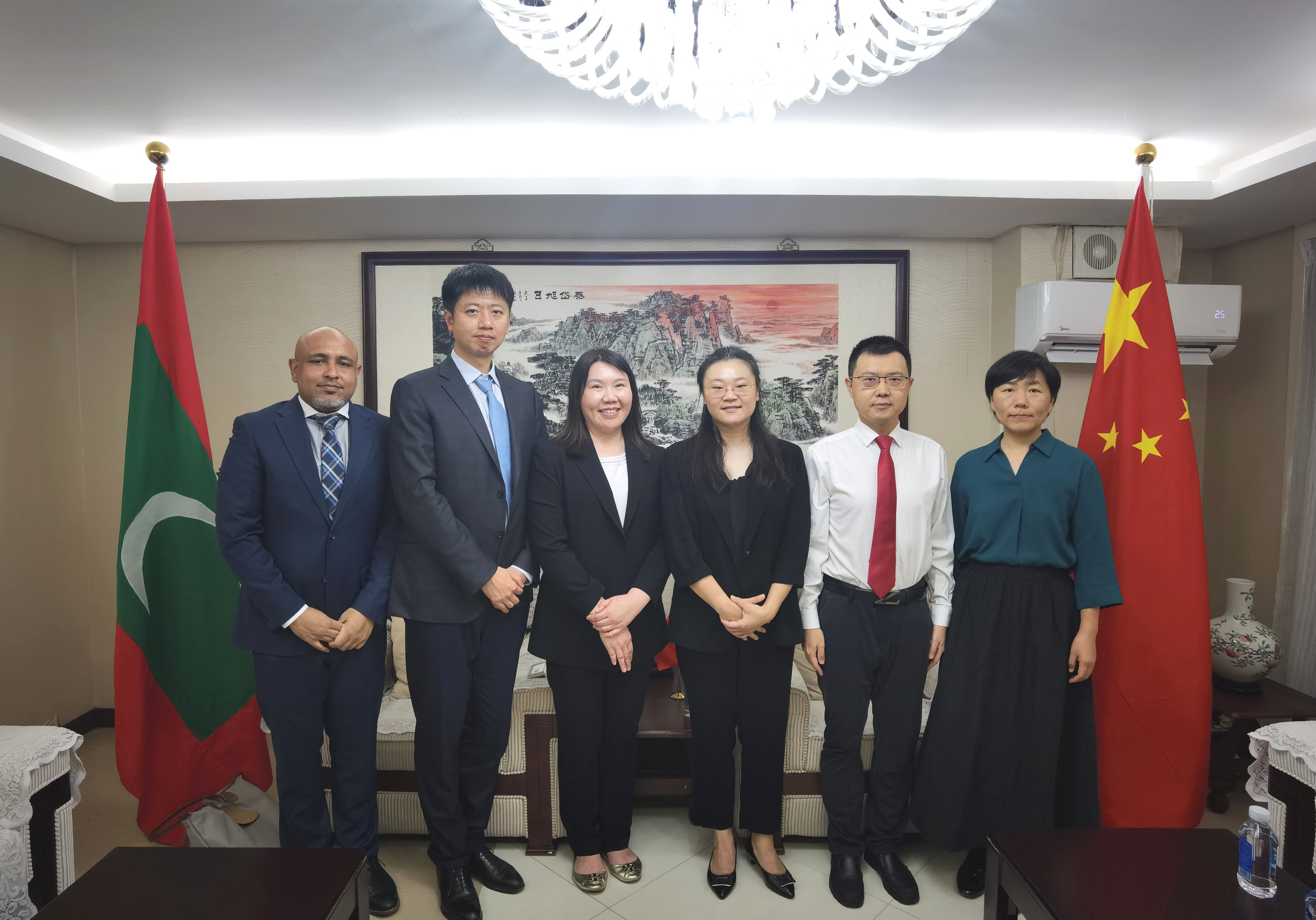 驻巴哈马使馆会见巴贸易委员会主席