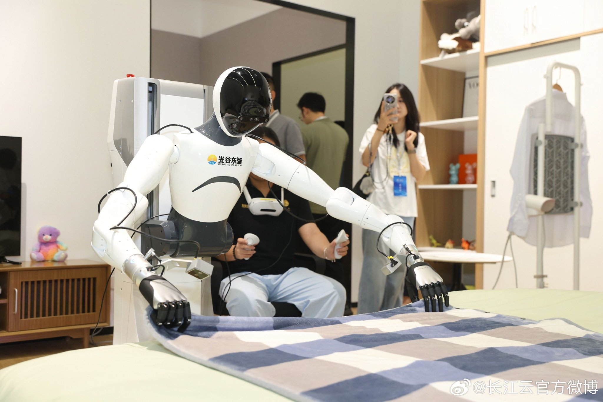 记者手记丨人形机器人从“会跳舞”到“能干活”还有多远