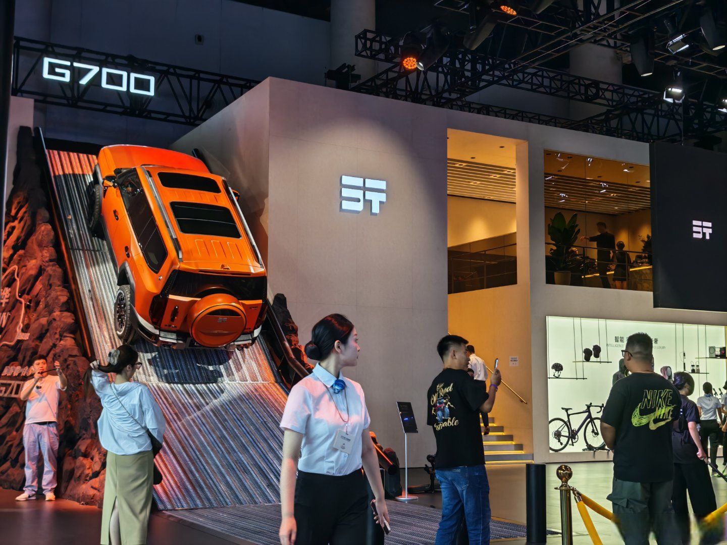 AI走向物理世界 荣耀机器人亮相北京车展