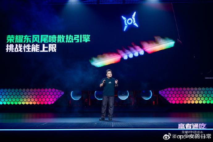 荣耀机器人高校行开启 全球首席跑步官萨维与“闪电”机器人隔空互动