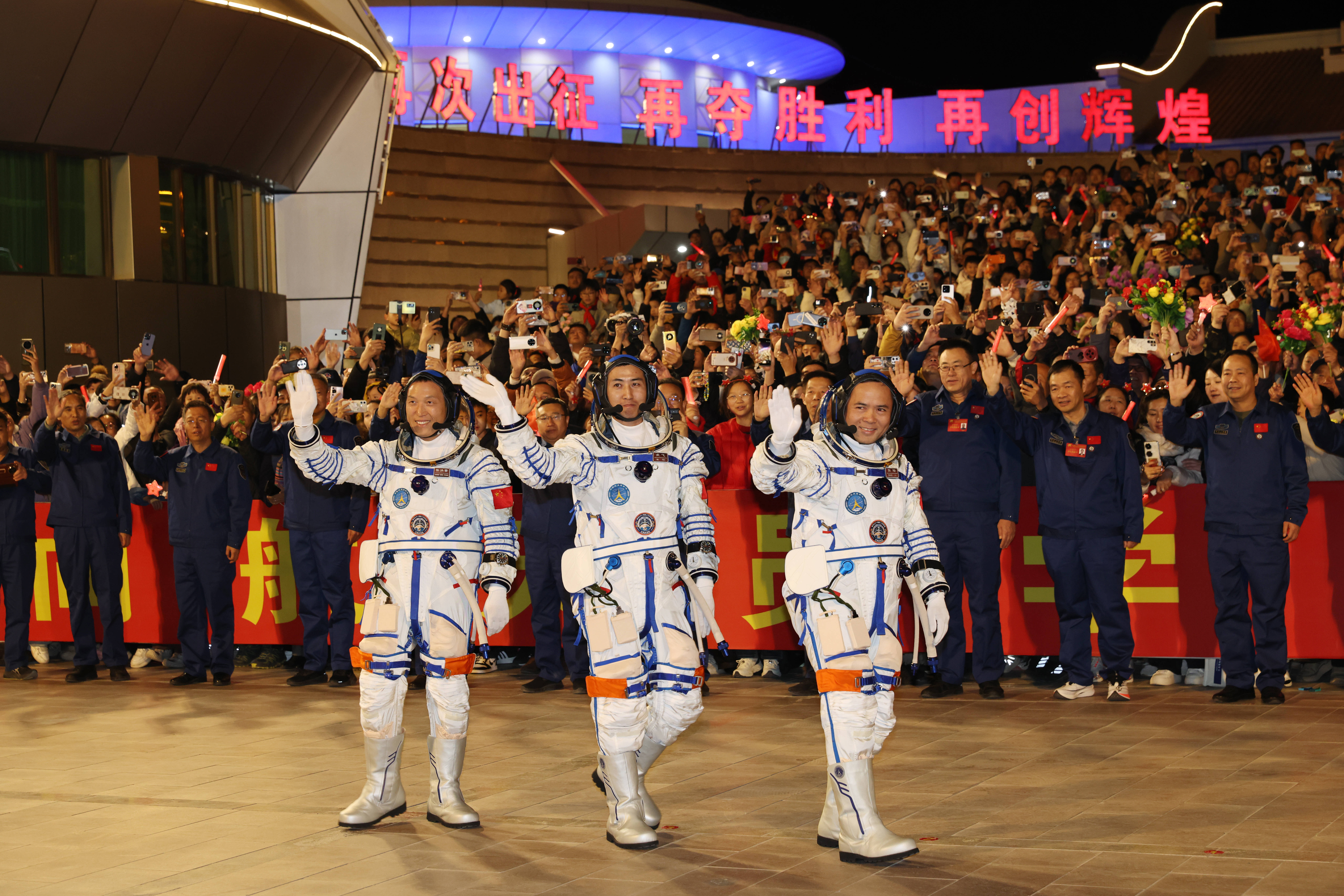 神舟二十三号丨今夜,戈壁起长歌——神舟二十三号任务航天员乘组出征侧记